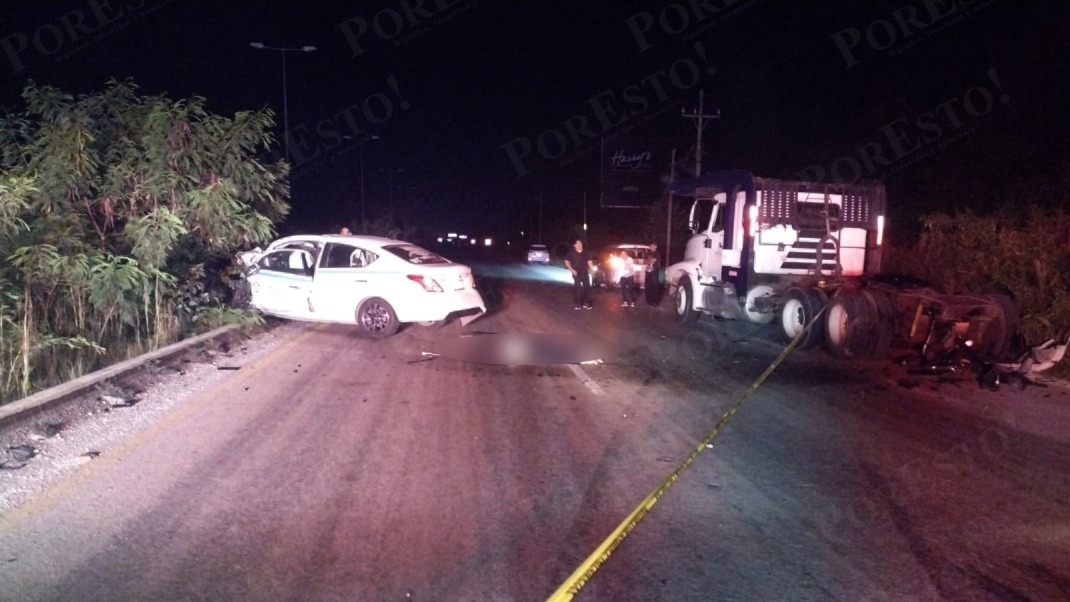 Muere taxista tras chocar contra un tráiler "madrina" en Playa del Carmen