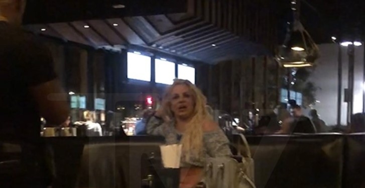 Britney Spears sufre ataque maníaco en restaurante: VIDEO