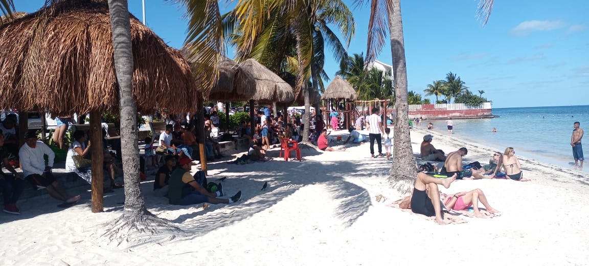 Bañistas disfrutan de las aguas turquesas de Playa del Niño en Cancún: EN VIVO