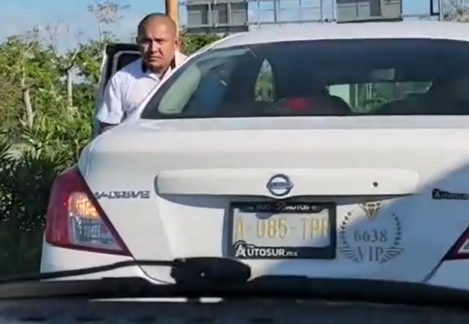 Uber en Cancún: Taxistas agreden a conductor de la aplicación por transportar a una pareja