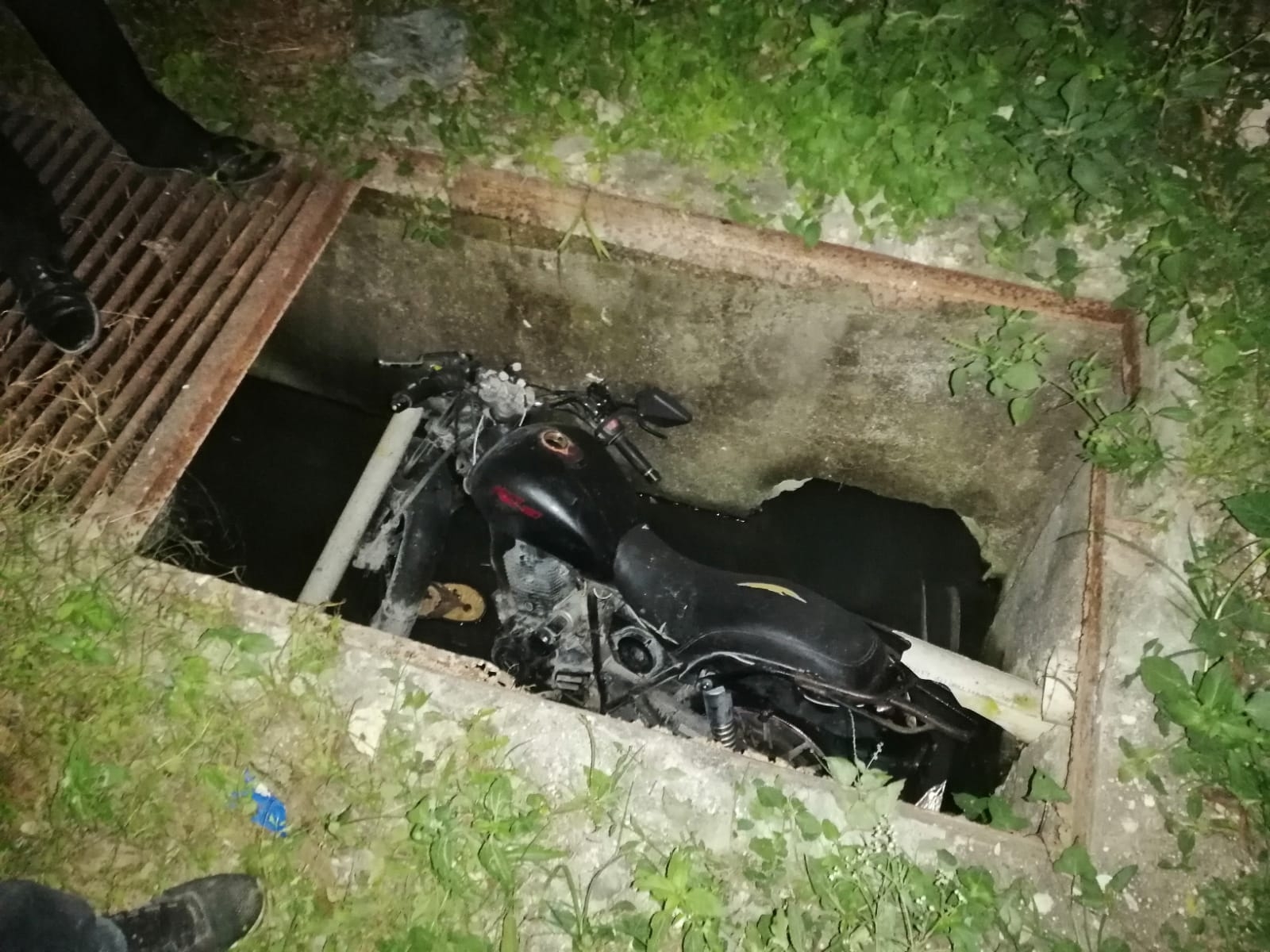 Descubren motocicleta al interior de una alcantarilla en Escárcega