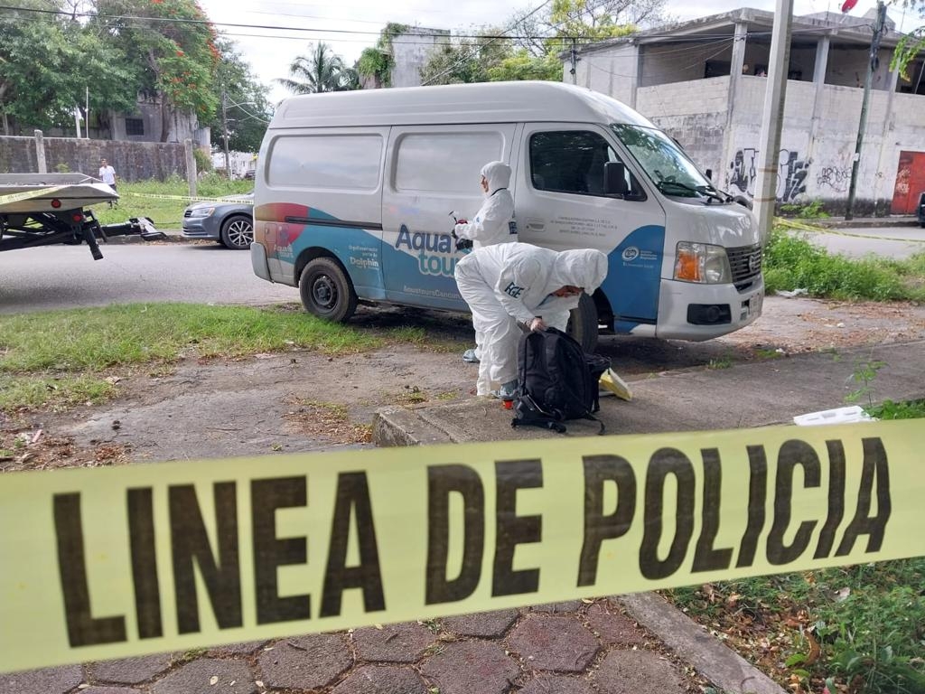 Delincuentes abandonan camioneta robada de la agencia Aqua Tours en Cancún