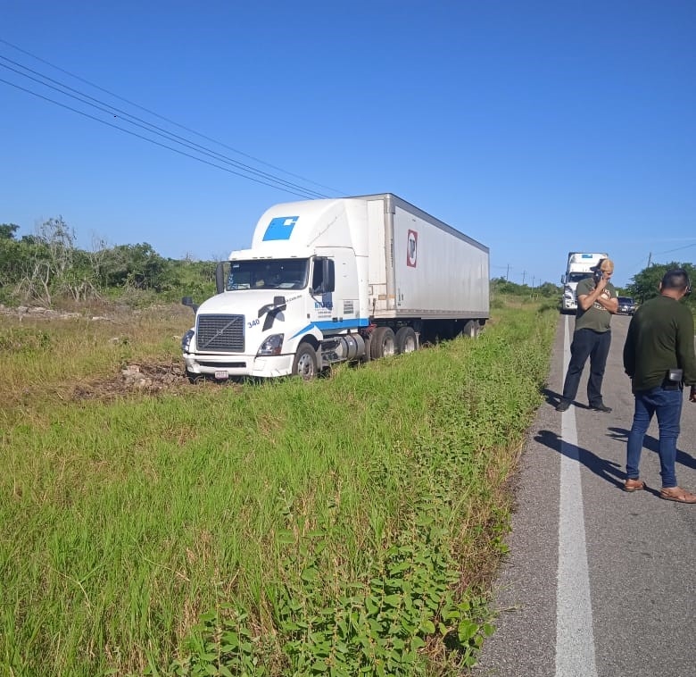 El tráiler se salió de la vía en el kilómetro 96 de la carretera Tizimín a Río Lagartos