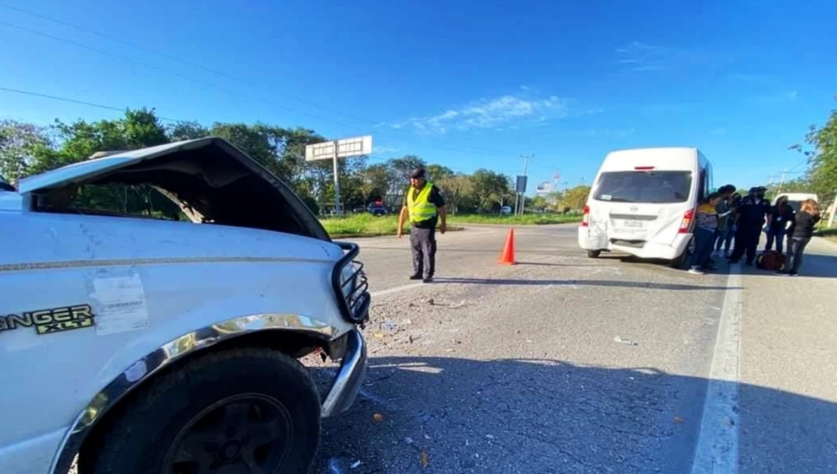 Conductor choca contra una combi en la vía Mérida-Tizimín; hay 15 lesionados
