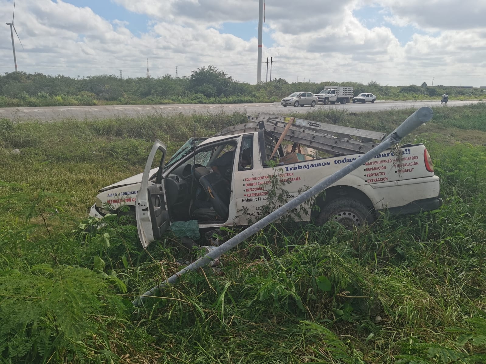 El conductor derribó un poste de luz antes de salirse de la carretera a Progreso