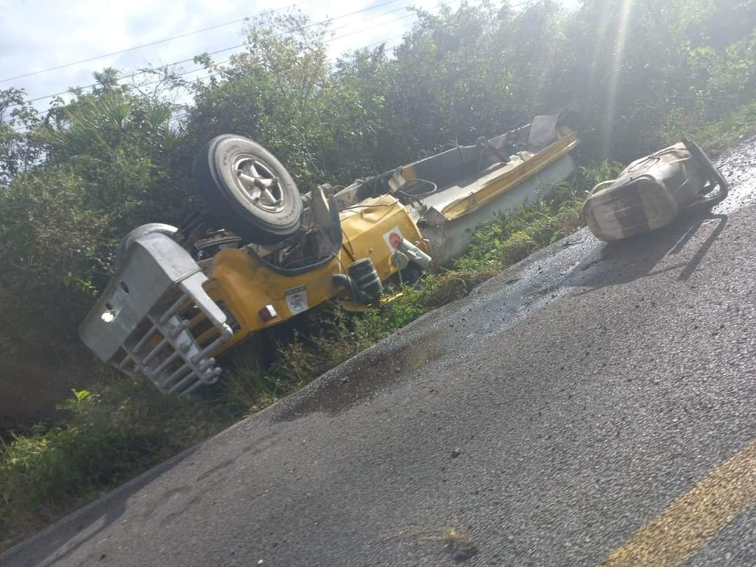 Volcadura de una pipa deja una persona prensada en la carretera Cancún-Mérida