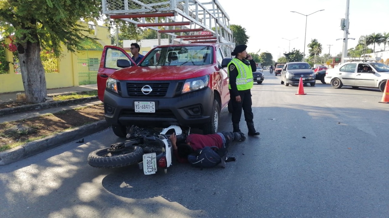 Motociclista resulta herido tras intentar ganarle el paso a un auto en Mérida
