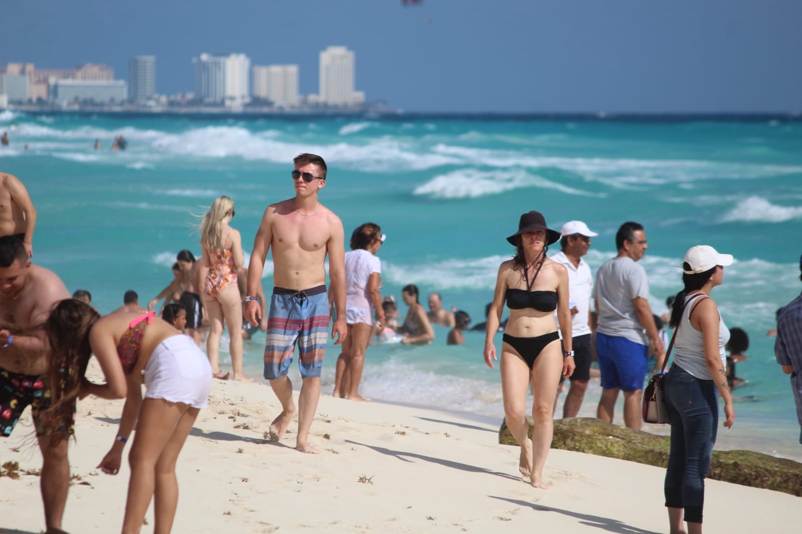 Cancún registra gran afluencia de turistas en Playa Delfines : EN VIVO