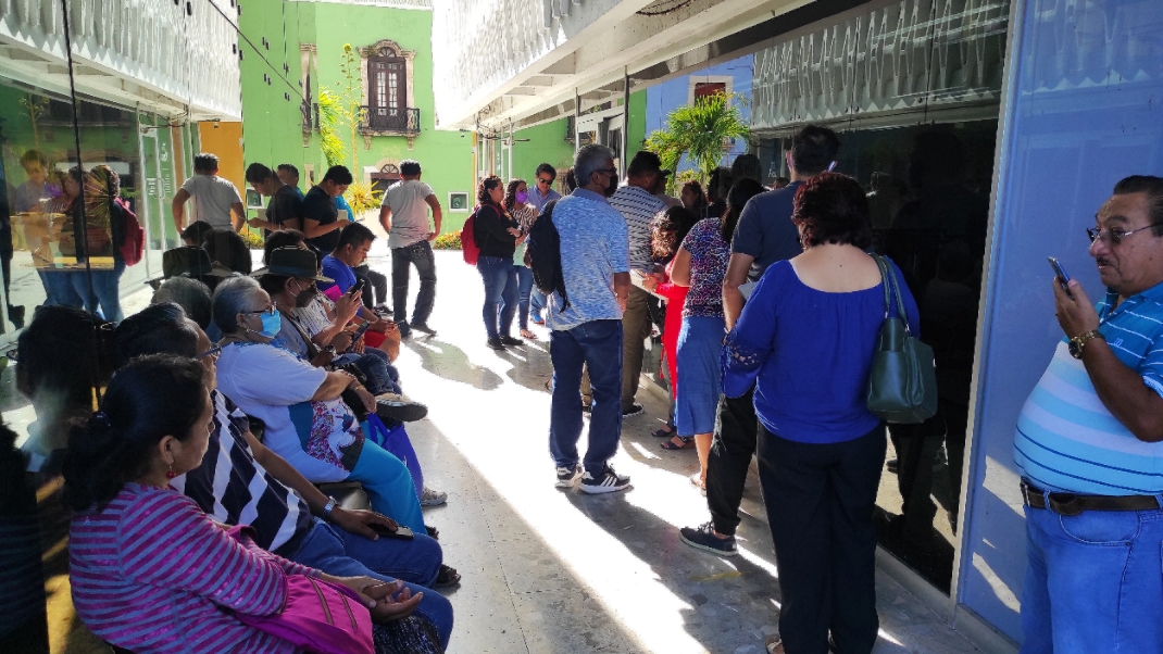 Reemplacamiento vehicular en Campeche: Automovilistas hacen larga fila para realizar el trámite
