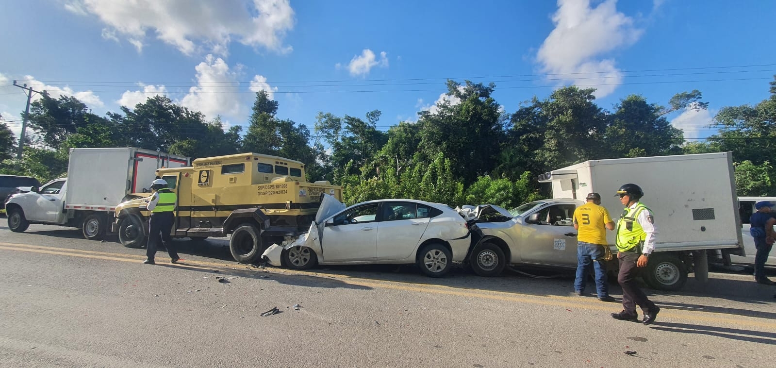 Carambola en la carretera Cancún-Mérida; hay cuatro vehículos involucrados
