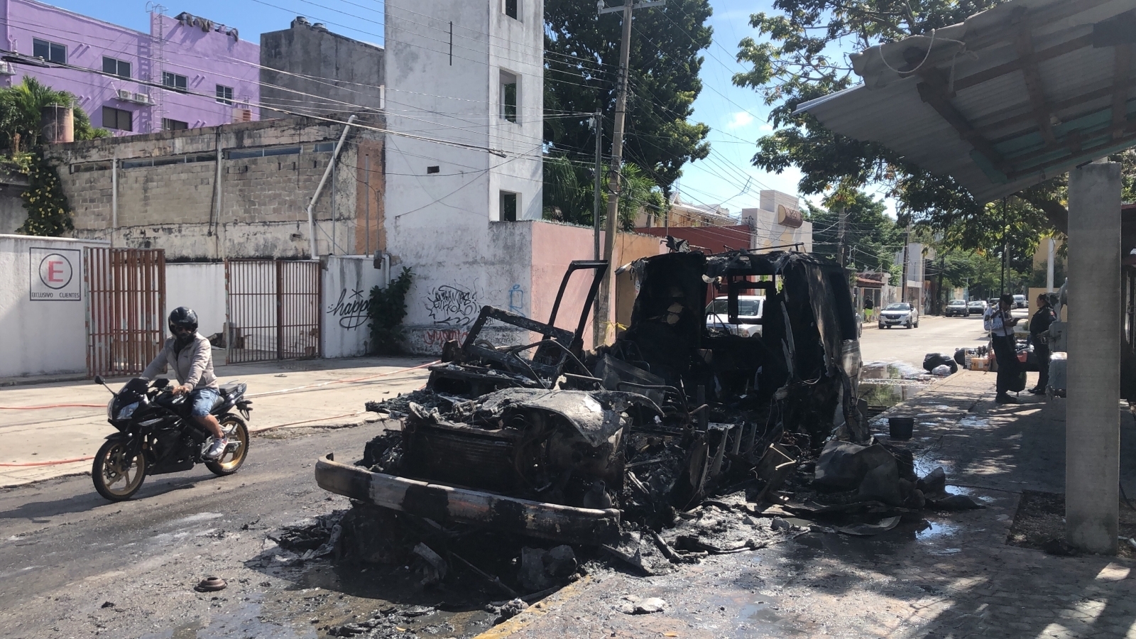 Se incendia vehículo en las inmediaciones del 'Parque de las Palapas' en Cancún
