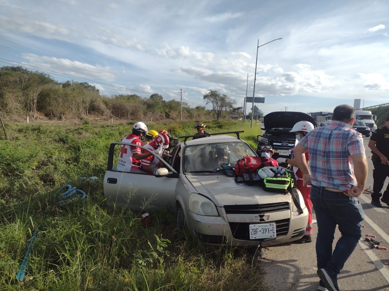 Mujer queda prensada en un auto tras chocar en la carretera Mérida-Progreso