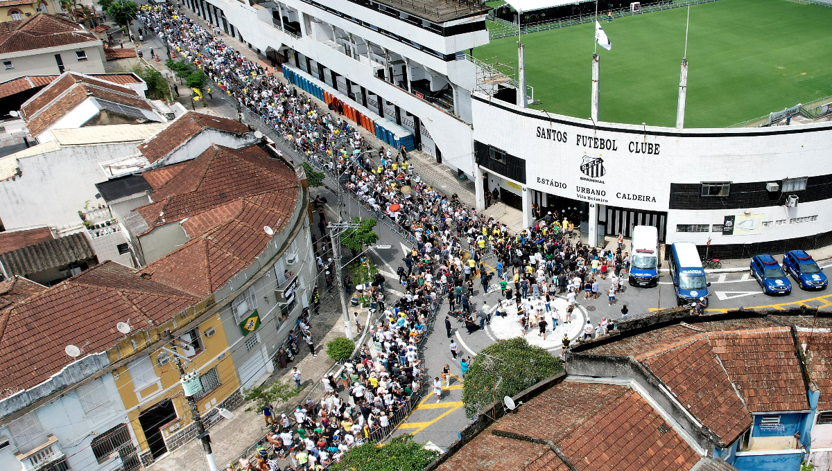 Miles forman filas interminables para despedir a Pelé en Brasil