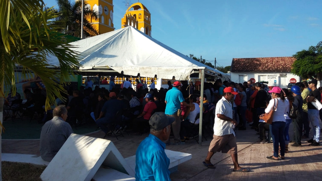 Los pobladores esperaron sentados bajo dos toldos que puso la junta municipal de Sabancuy