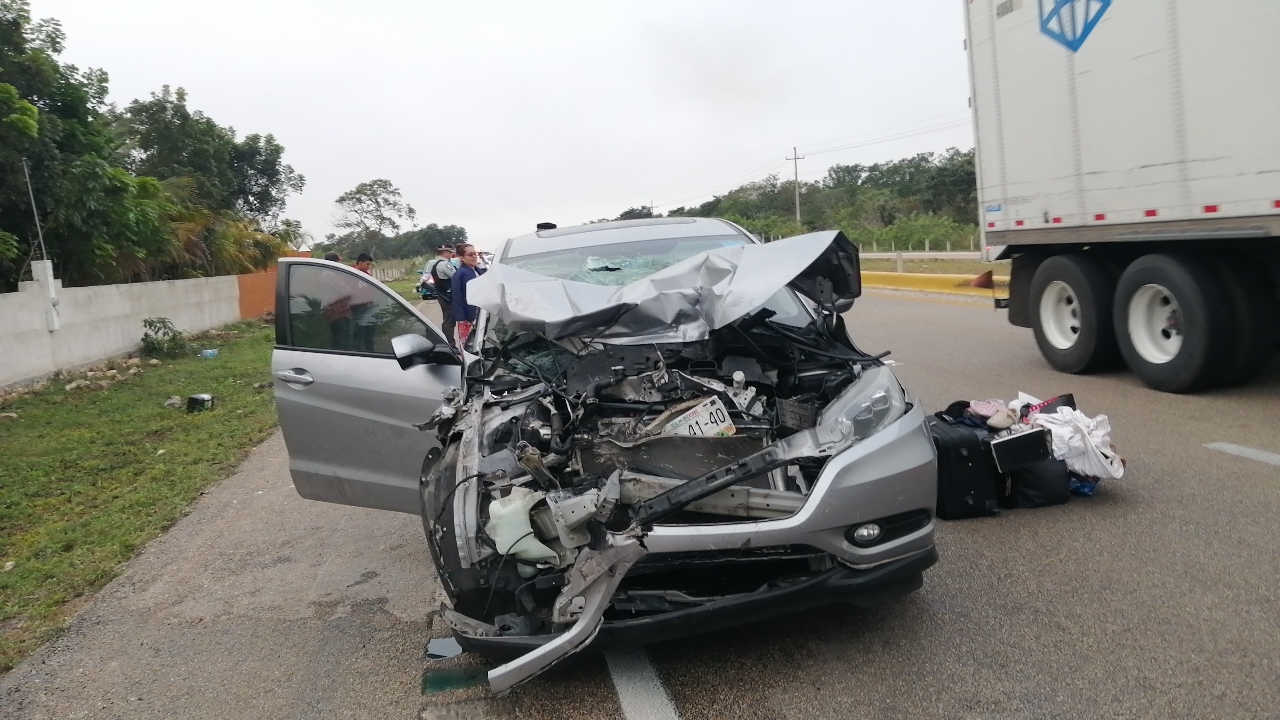 Conductor choca contra una camioneta en la vía Campeche-Mérida; hay 3 heridos