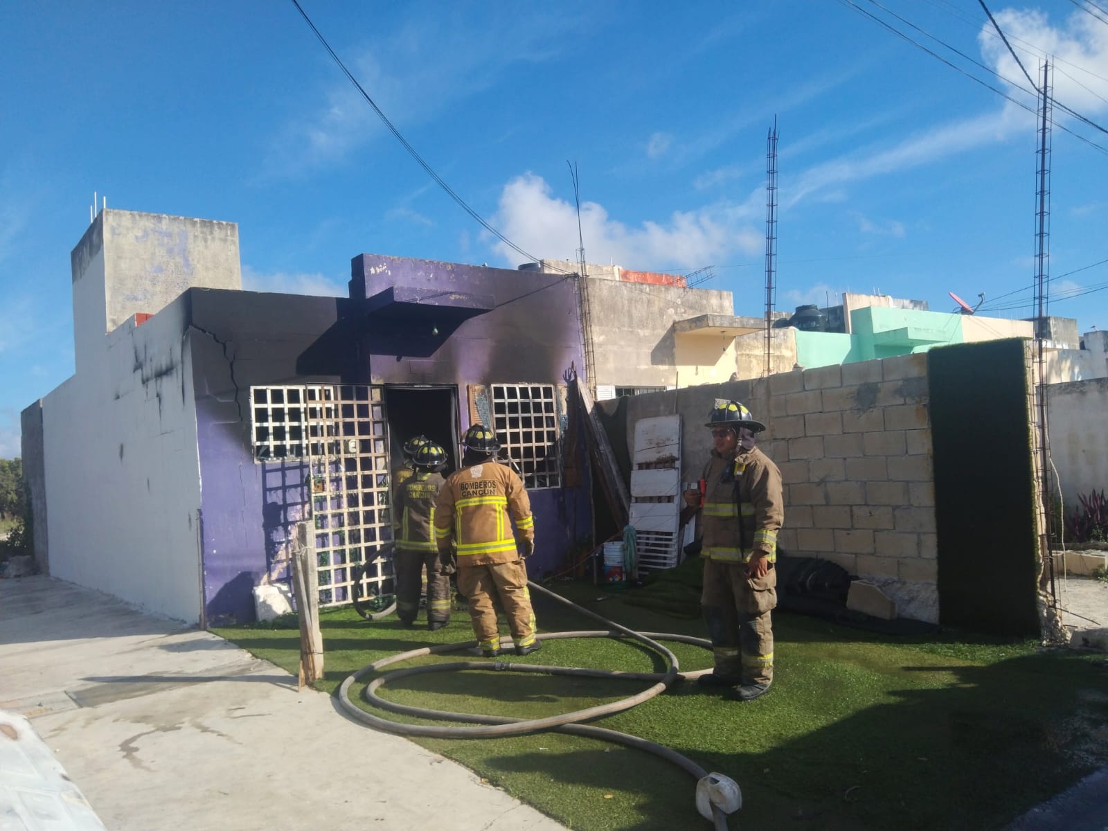 Reportan el incendio de un domicilio en la supermanzana 247 en Cancún