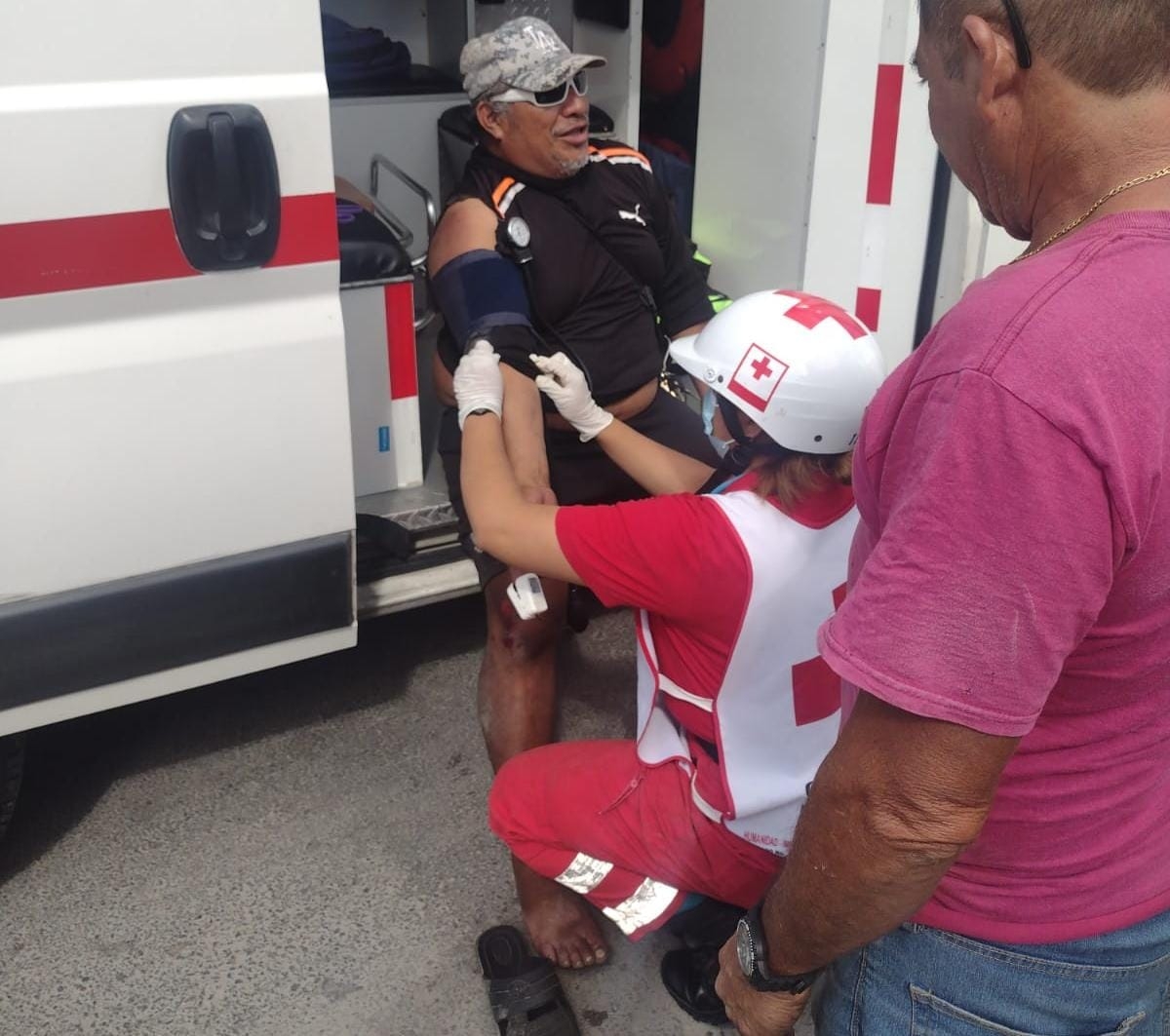 El hombre herido fue atendido por paramédicos de la Cruz Roja de Progreso