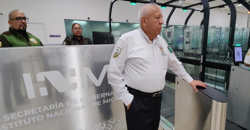 Comisionado verifica los nuevos filtros del INM en el Aeropuerto Internacional de Cancún