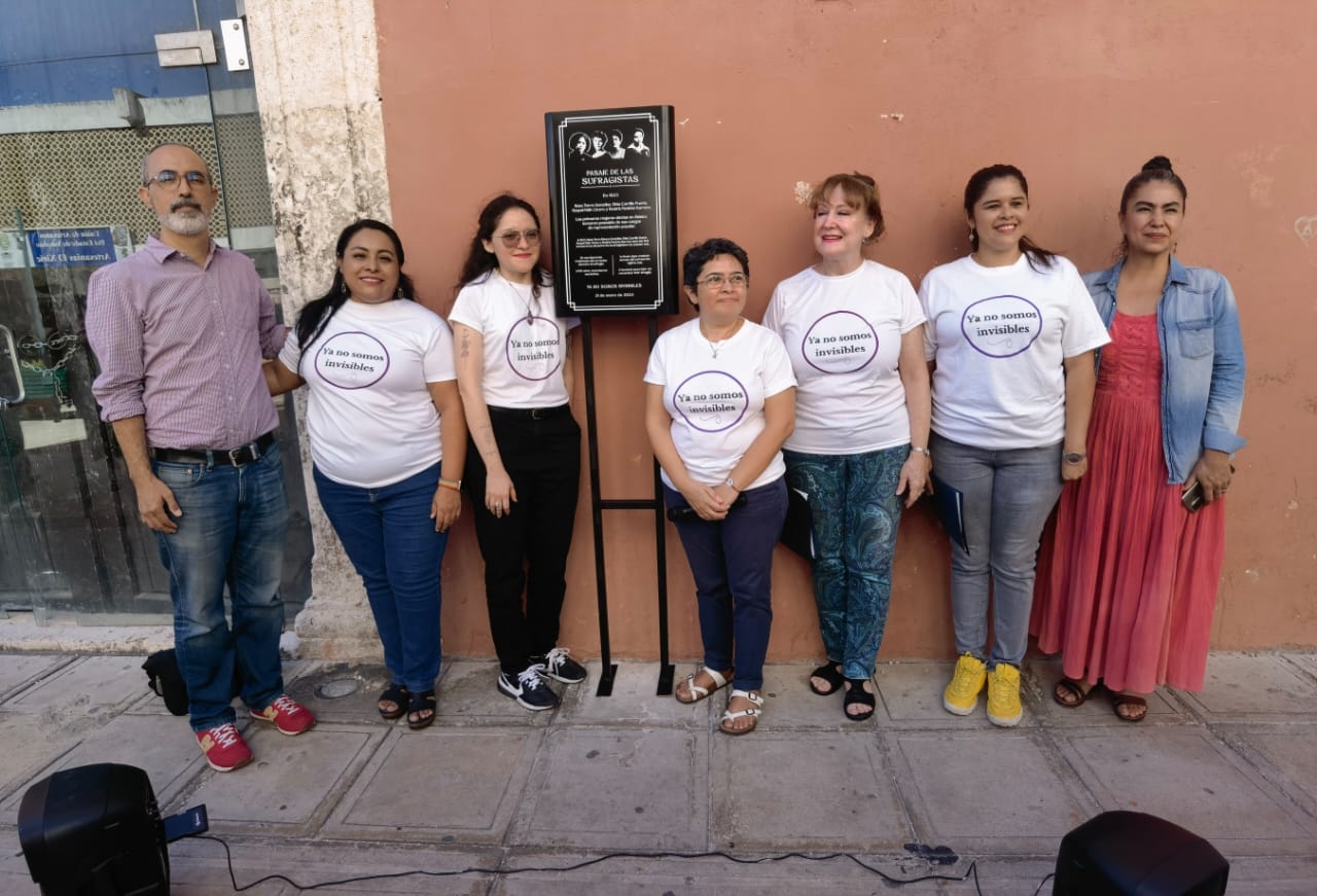 Colectivo revela placa en honor a mujeres en la política de Yucatán