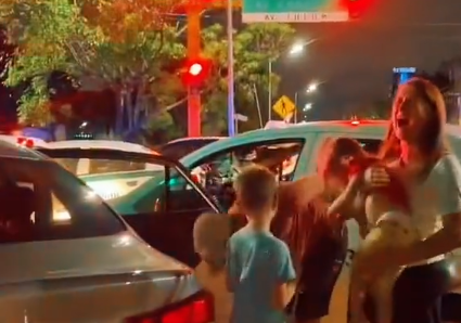 Difunden video de turistas afectados por la guerra de taxis vs Uber en Cancún