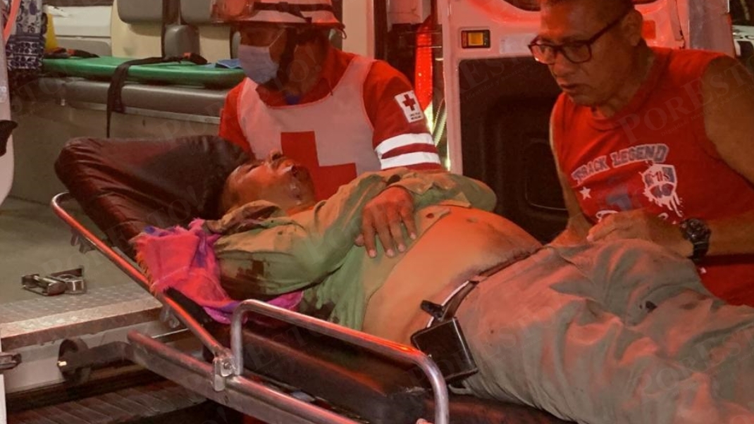 Ante el temor de que perdiera la vida, fue abordado en un vehículo particular para llevarlo al hospital, pero después fue interceptado por la Cruz Roja
