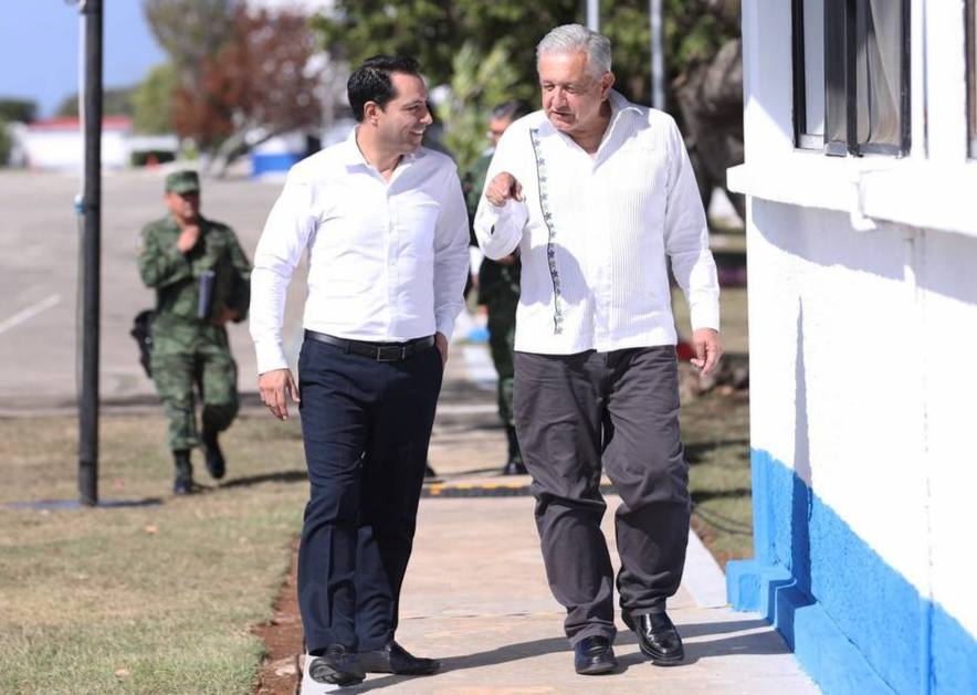 AMLO saludó a Mauricio Vila durante la inauguración del aeropuerto de Tulum
