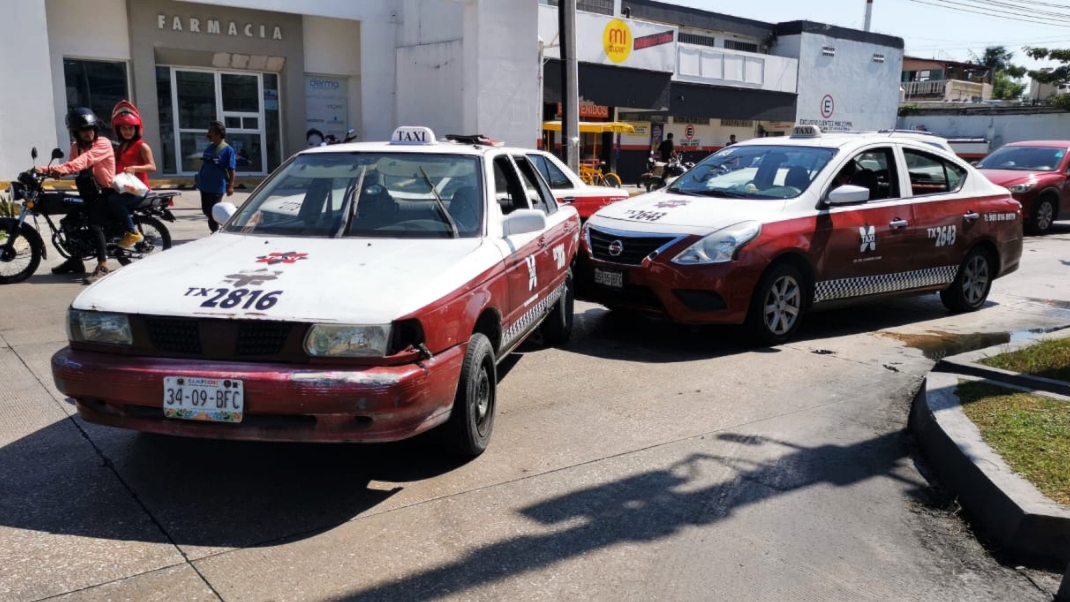 Ciudad del Carmen: Por ganarle el paso, taxistas protagonizan choque en la colonia Obrera