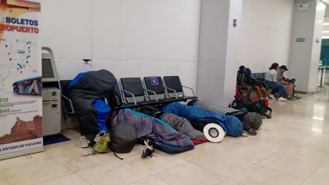 Turistas convierten el piso del aeropuerto de Mérida en cama