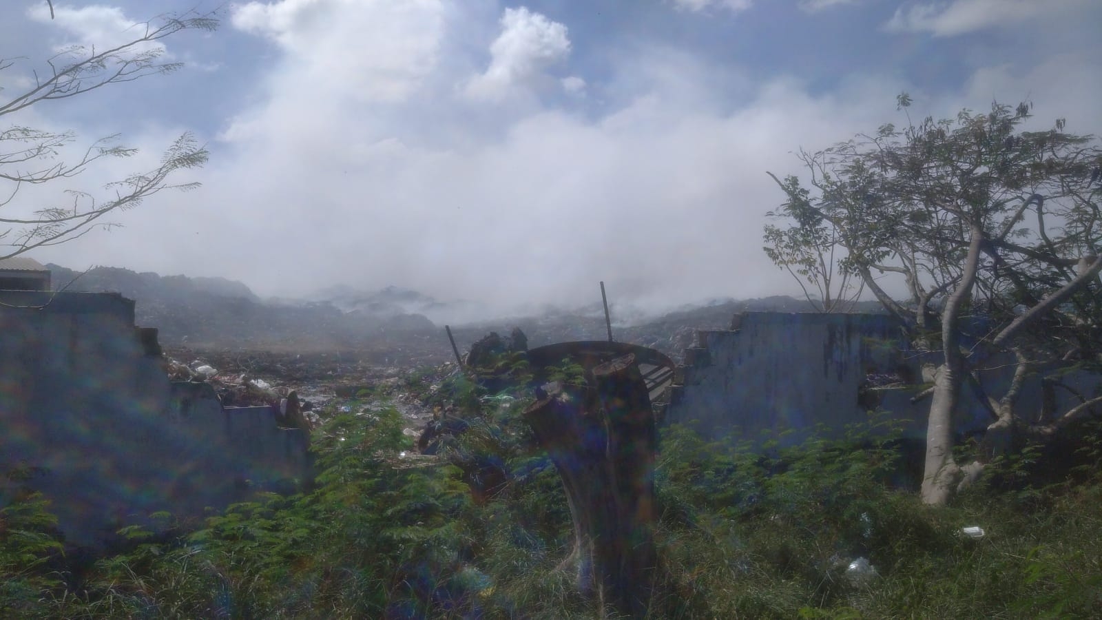 Continúan los trabajos para sofocar el incendio que se registró en el basurero municipal de Umán
