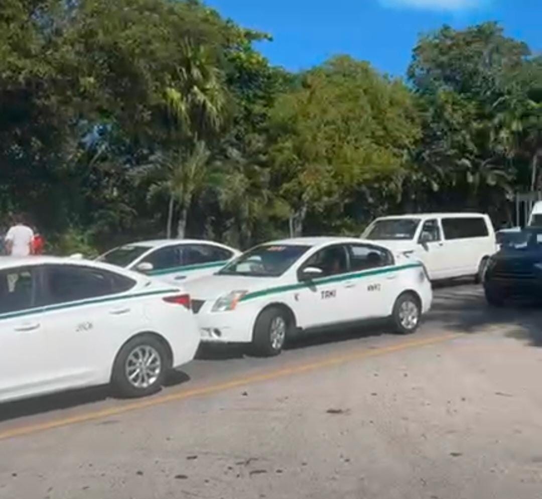 Taxistas bloquean los accesos de la Zona Hotelera en Cancún: VIDEO