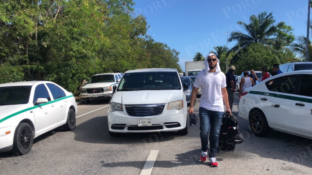 Bloqueo de taxistas en la Zona Hotelera de Cancún obliga a turistas a caminar: FOTOS