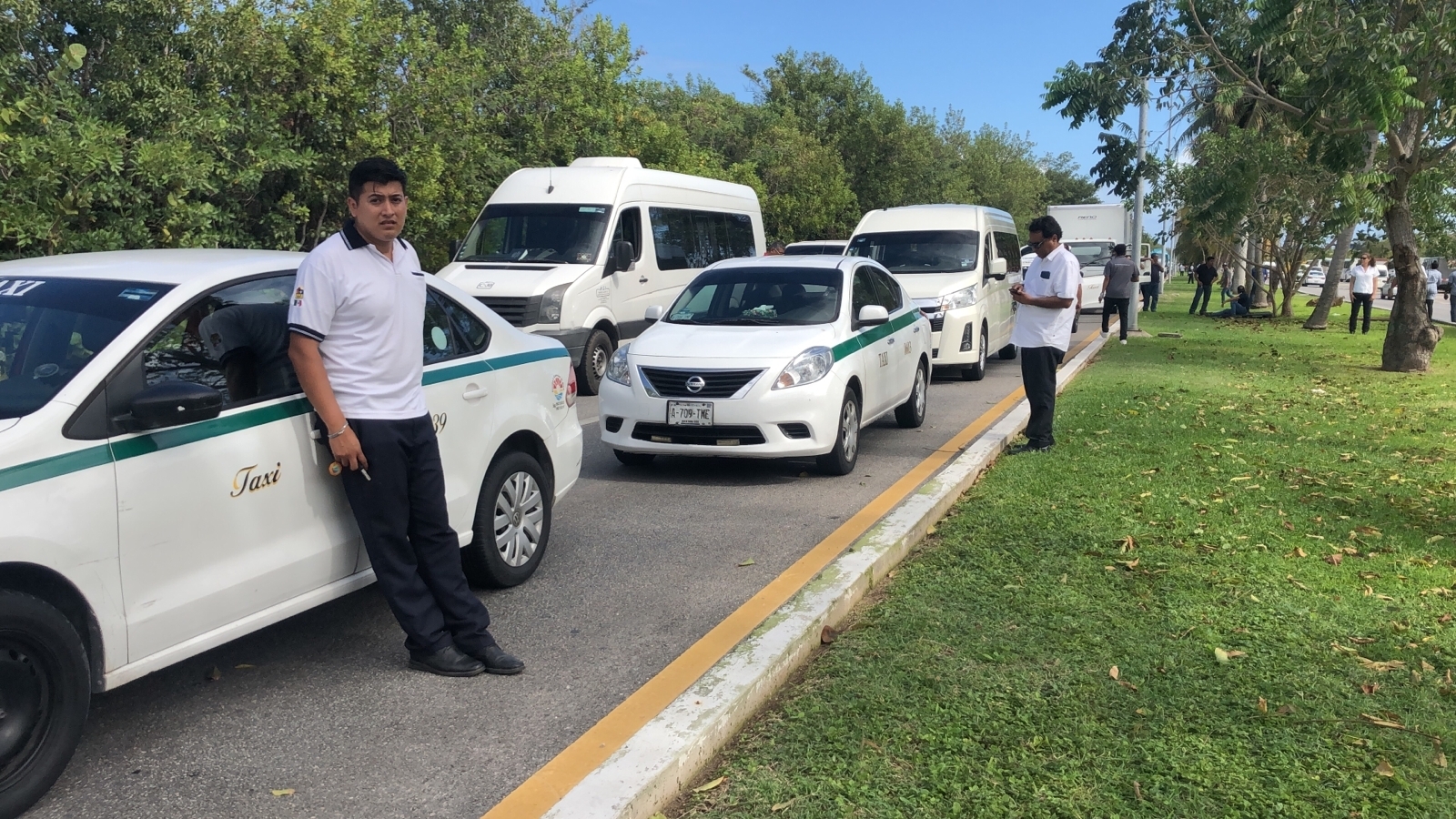 Policías desalojan a taxistas que bloquean la Zona Hotelera de Cancún: VIDEO