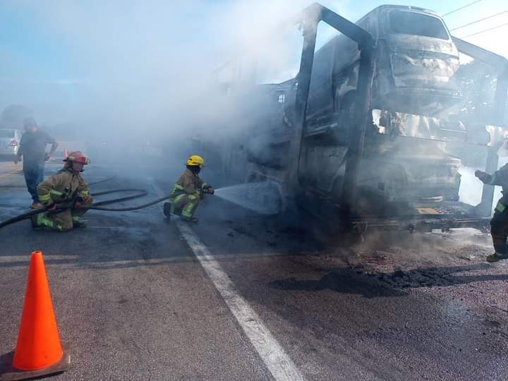 Un tráiler que transportaba autos se incendió en la vía Escárcega-Villahermosa