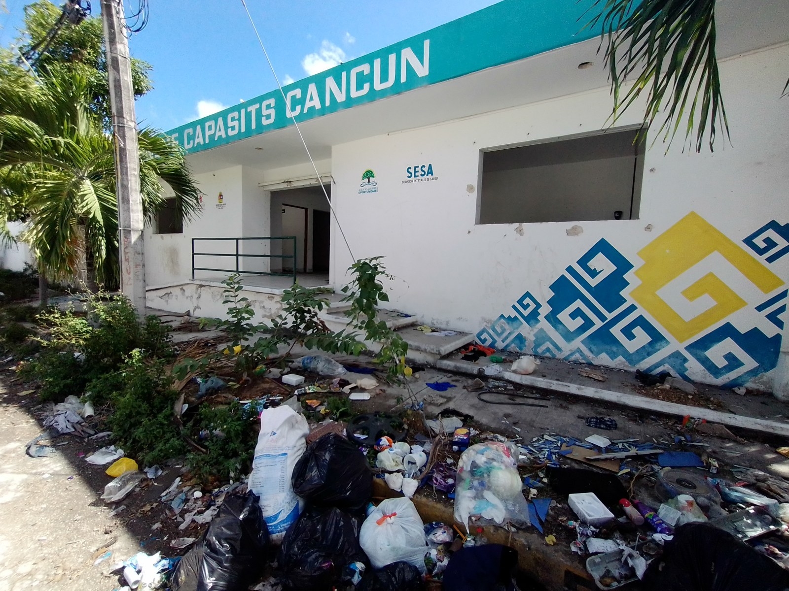Cancún: Basura, grafitis y maleantes invaden el antiguo Hospital General
