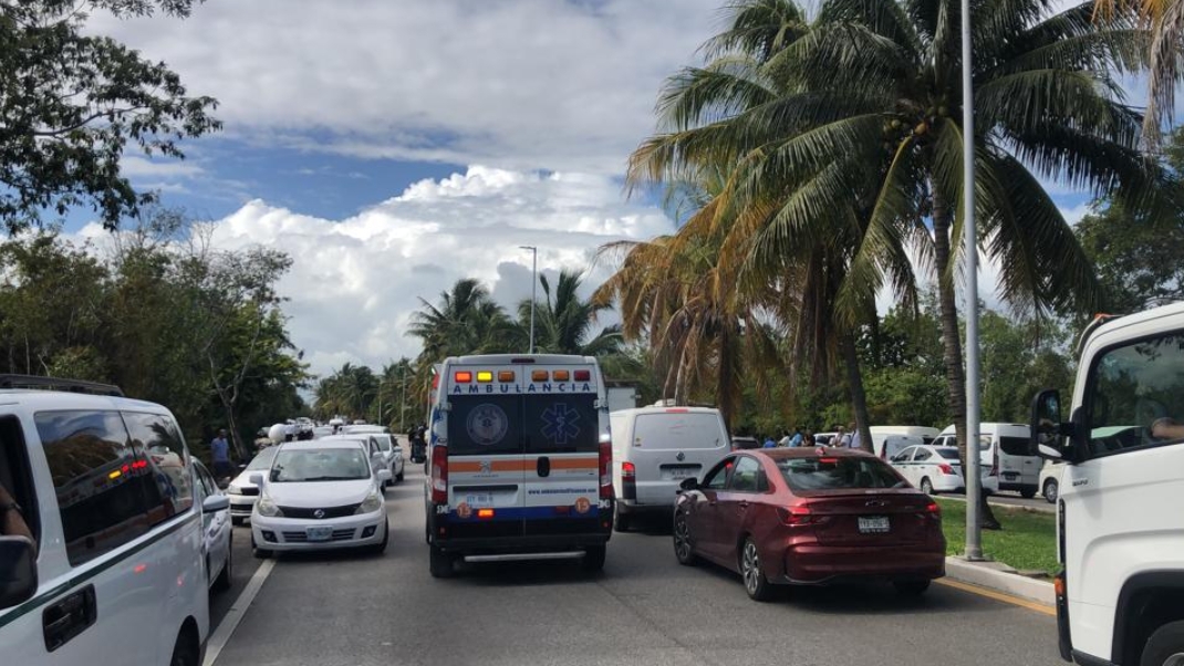 Taxistas obstaculizan tránsito en el KM 25 de la Zona Hotelera de Cancún: EN VIVO