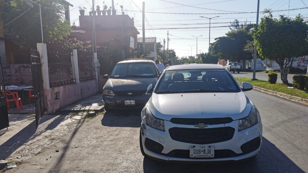 Conductor pierde el control de su carro y choca en Ciudad del Carmen