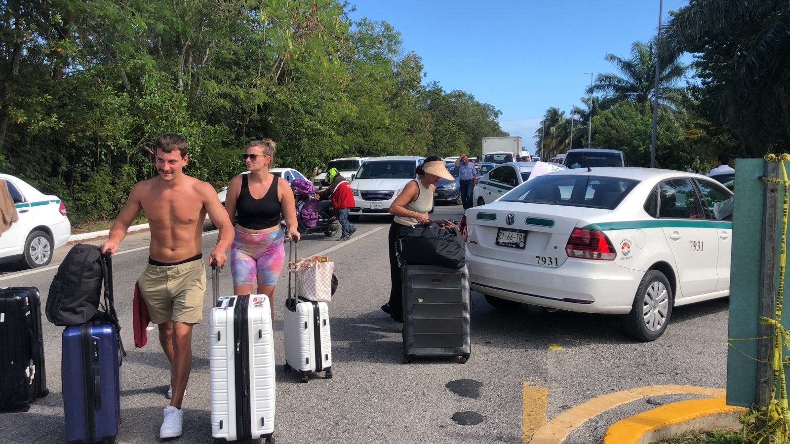 Turistas tuvieron que sufrir y caminar para llegar al aeropuerto o a sus hoteles luego de la triste respuesta que el Gobierno de Cancún y Quintana Roo dieron ante manifestación