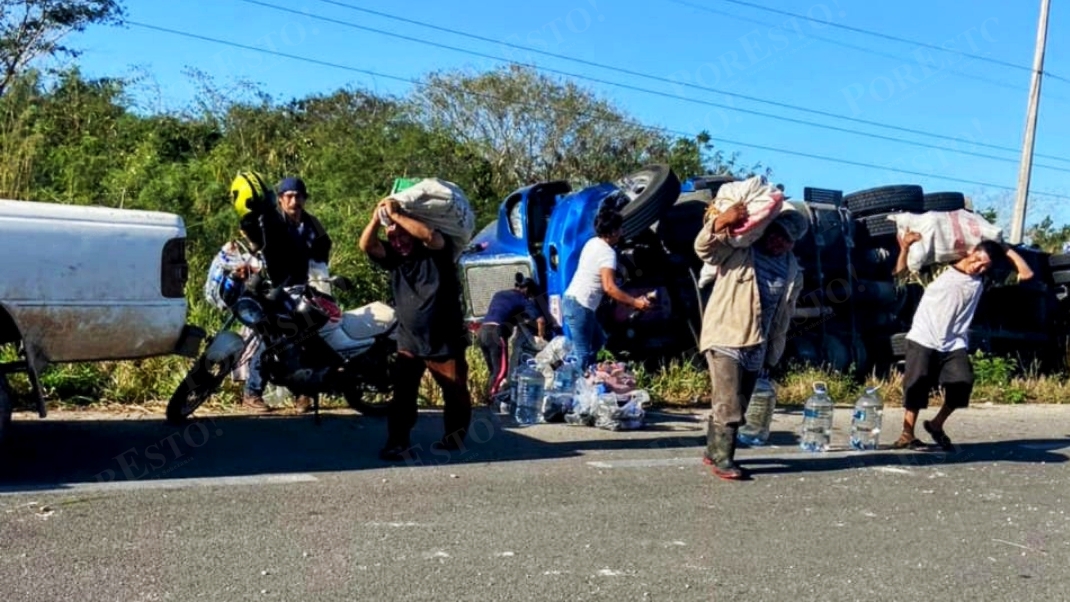 Pobladores rapiñan camión de refrescos en la vía Mérida-Chetumal