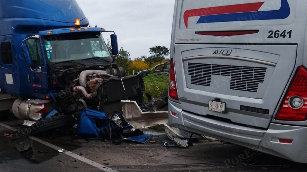 Choca un autobús y un tráiler en la vía Mérida-Tizimín; hay dos heridos