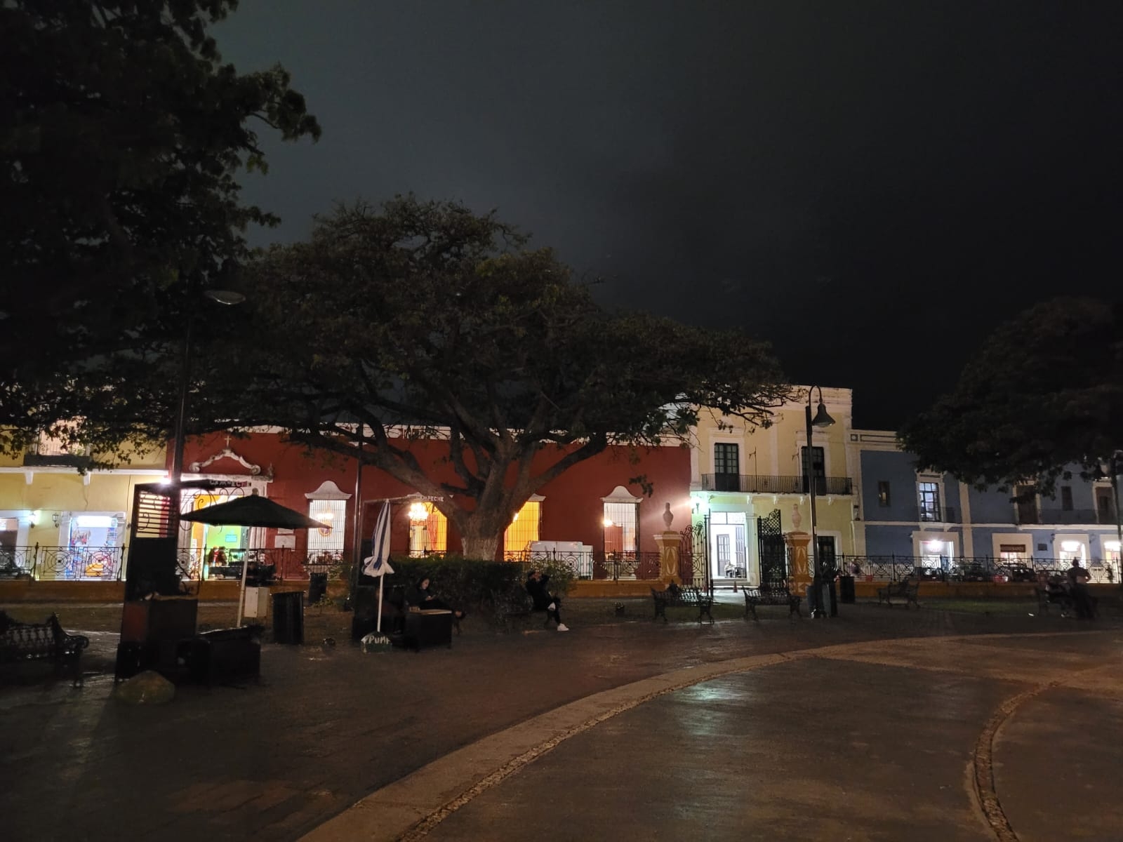 Parque de la Independencia de Campeche permanece en total oscuridad: EN VIVO