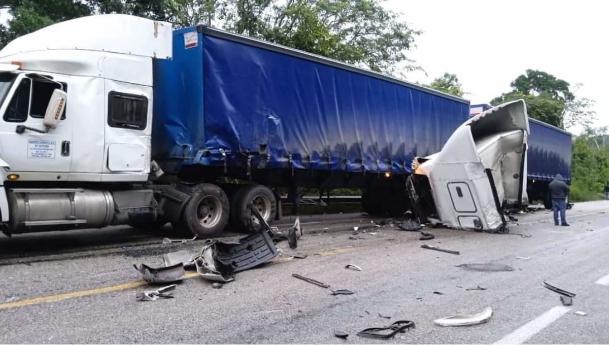 Una persona falleció de manera instantánea ante el impacto contra el camión, así como se mencionan que se registraron varios lesionados