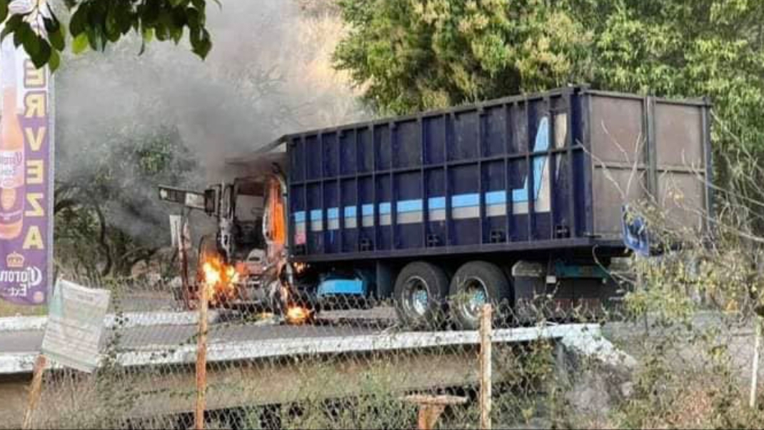Hay camiones quemados en Jalisco, se informó