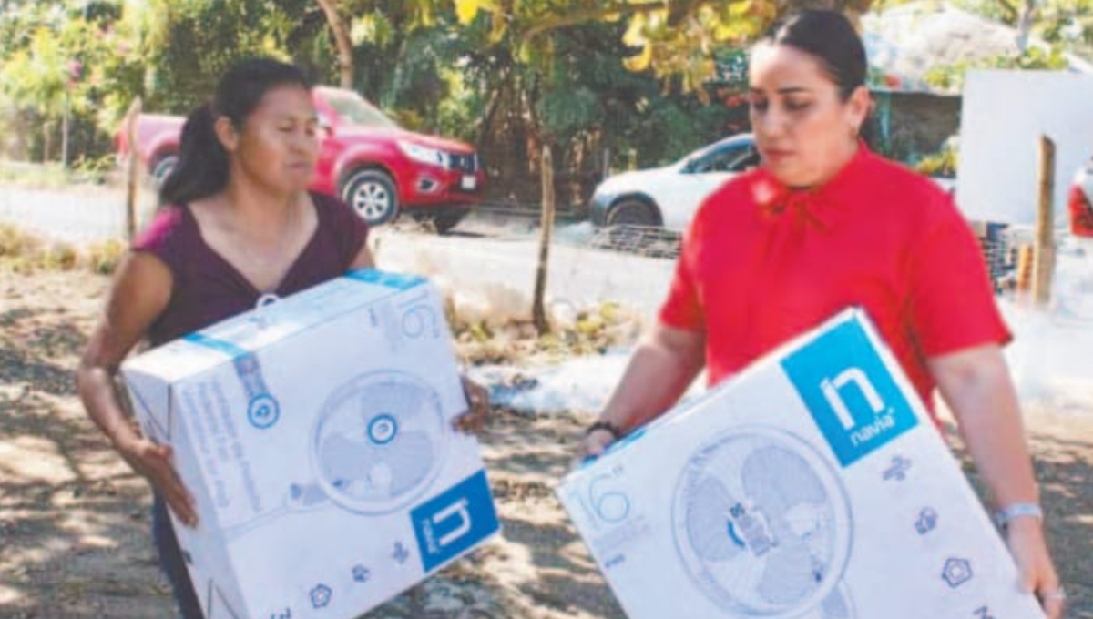 Diputada de Candelaria entrega apoyos en Champotón; ciudadanos le reclaman