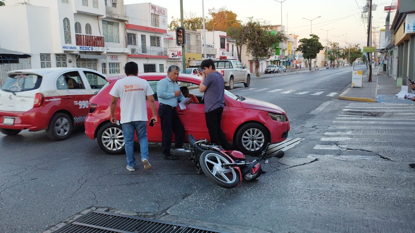 El impactó de una motocicleta contra una automóvil en Campeche dejó dos personas lesionadas