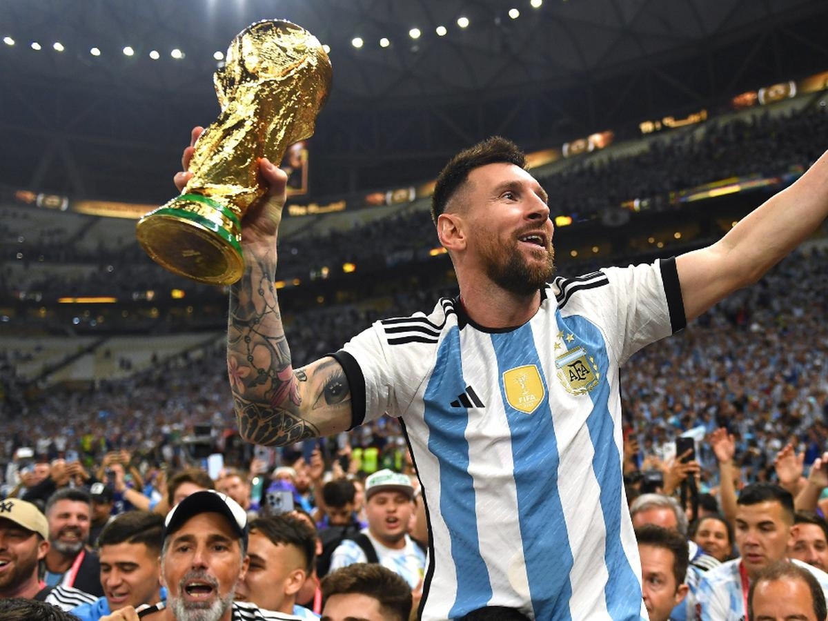 ¿Messi festejó triunfo en Qatar 2022 con una Copa falsa?