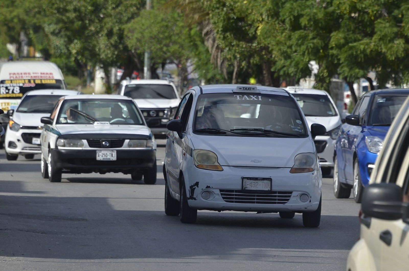 Taxistas de Cancún pausan cacería contra choferes de Uber
