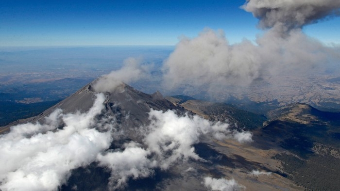Cenapred realiza sobrevuelo en el cráter del Popocatepetl