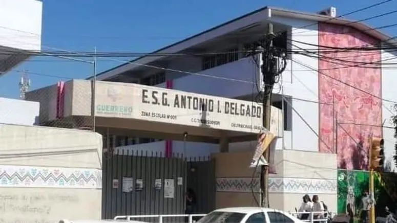 Niña se avienta de un segundo piso tras sufrir burlas de un maestro en Guerrero