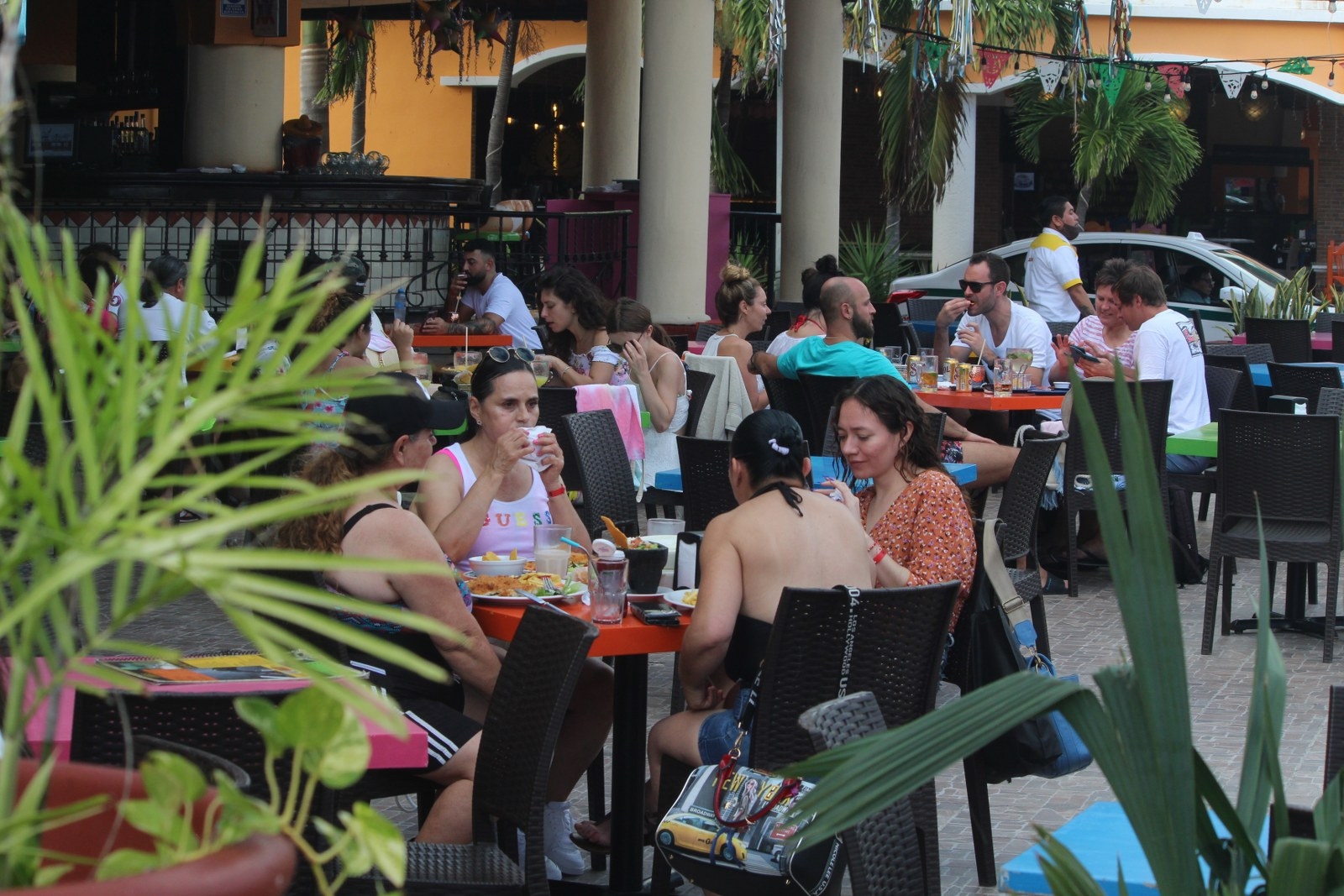 Aumento salarial obliga a restauranteros de Cancún a modificar los precios en sus menús