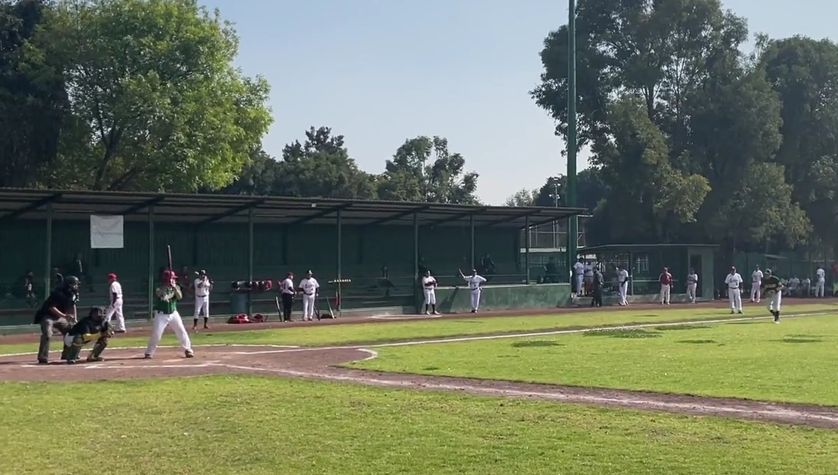 AMLO demuestra agilidad en partido de beisbol a sus casi 70 años: VIDEO